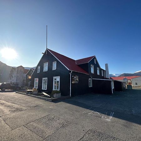 Taergesen Guesthouse Reydarfjordur Exterior photo