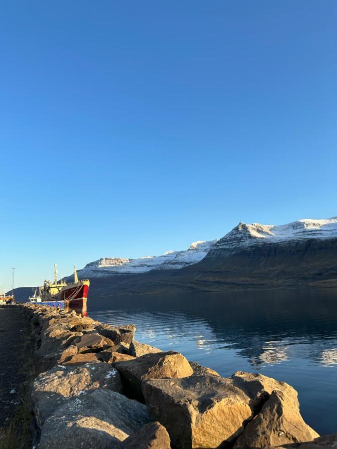 Taergesen Guesthouse Reydarfjordur Exterior photo