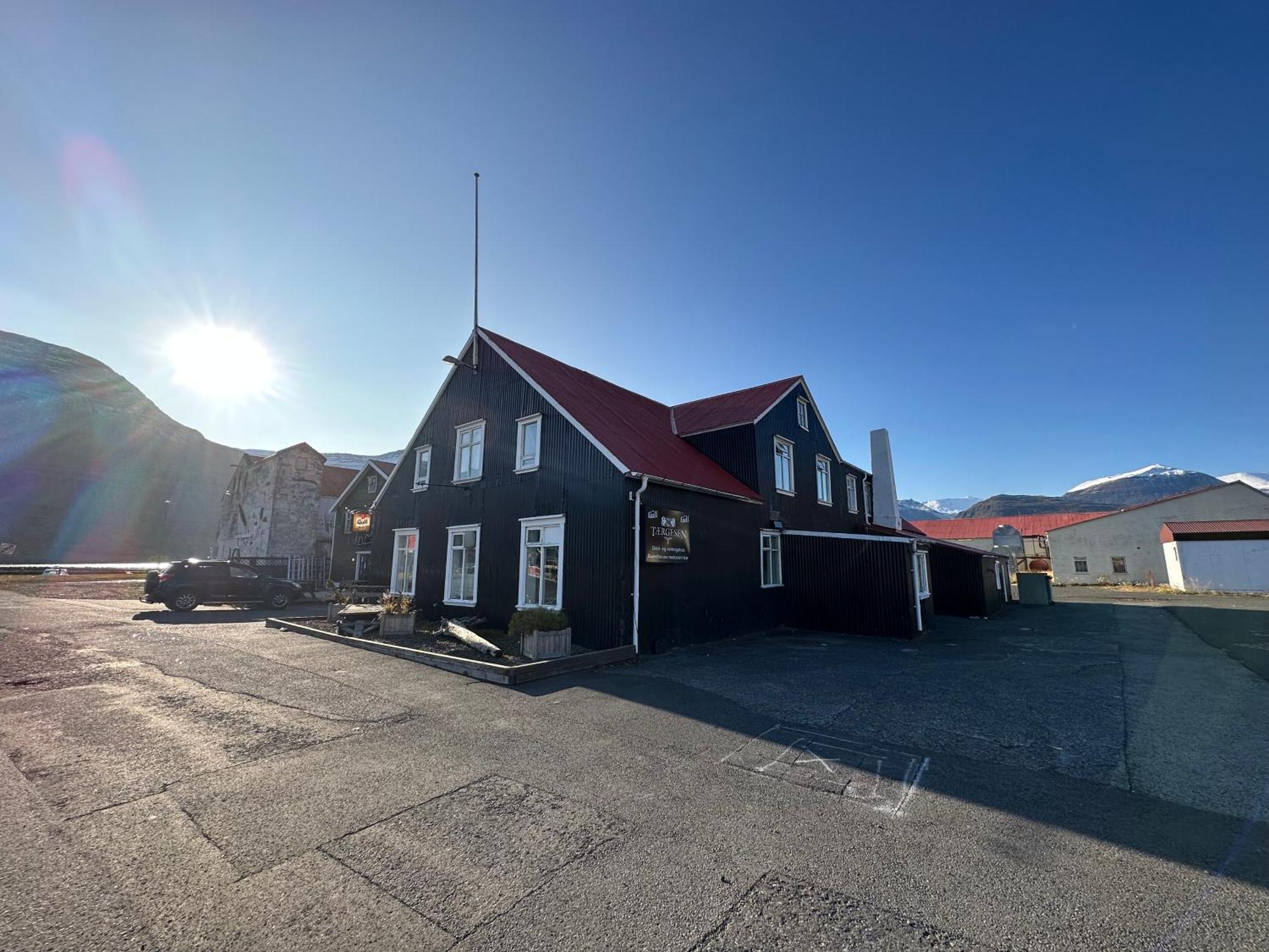 Taergesen Guesthouse Reydarfjordur Exterior photo