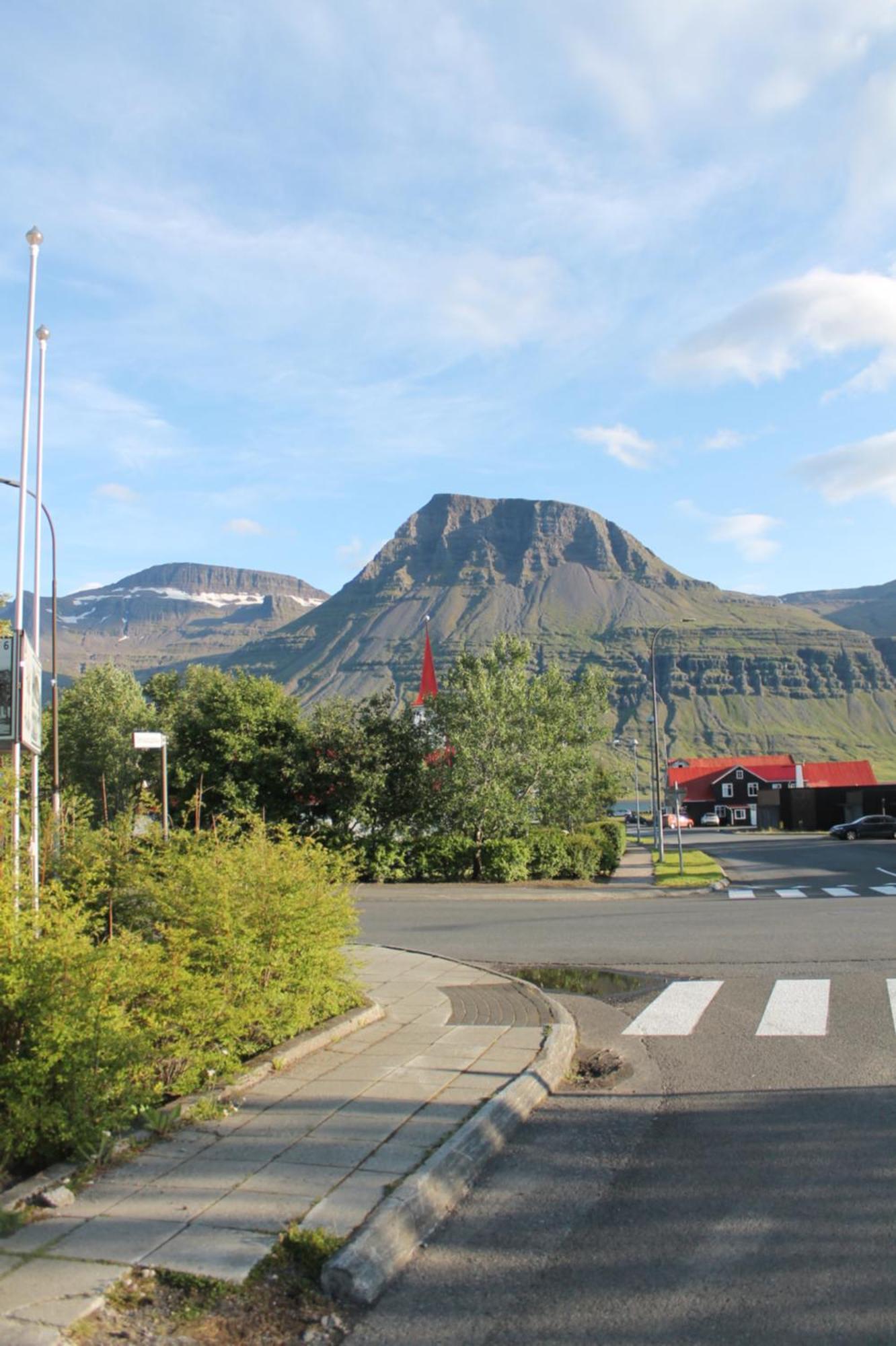 Taergesen Guesthouse Reydarfjordur Exterior photo
